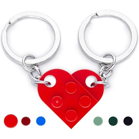 Clauers amb peces de plàstic que formen un cor