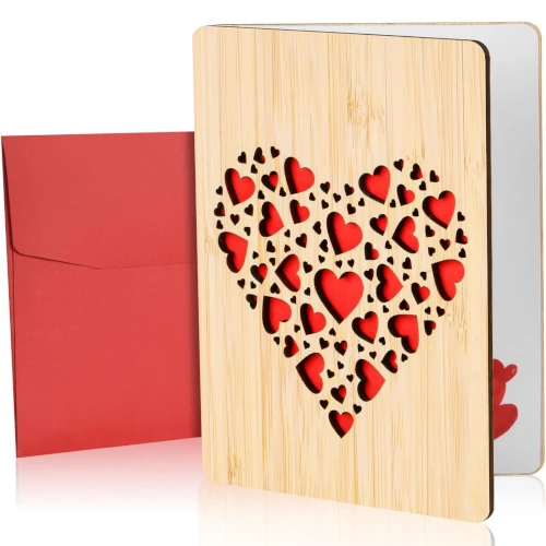 Targeta de felicitació de fusta amb cors